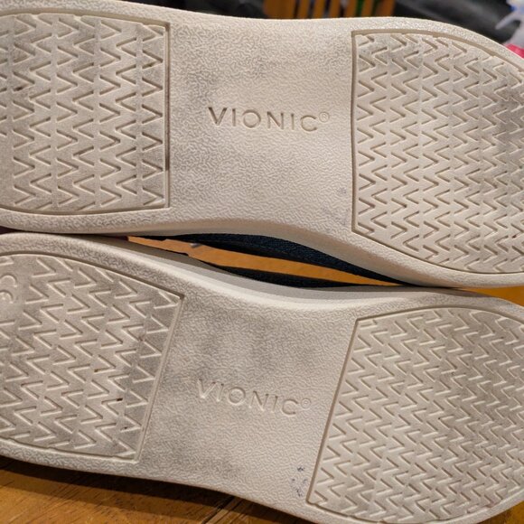 Vionic Winny  Low Top Sneaker in light denim. Excellent almost new condition - Picture 5 of 6